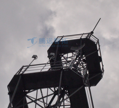 无线网桥安装在铁塔上