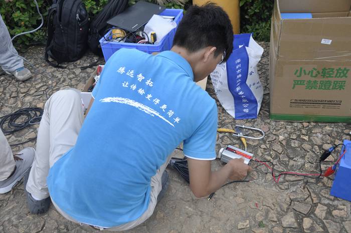 连接电源 连接电源