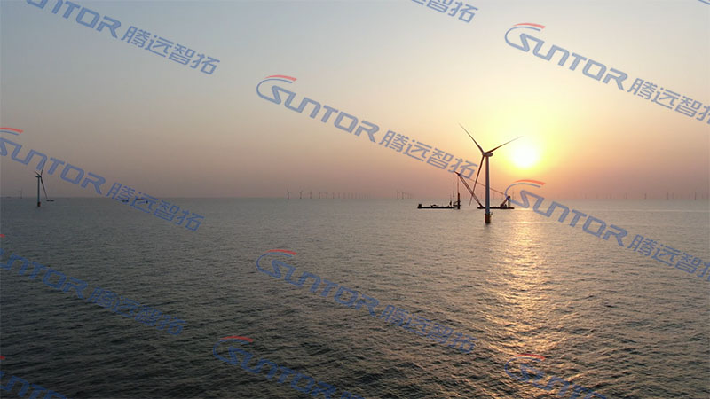 云顶集团拍摄的夕阳下的海上发电场景