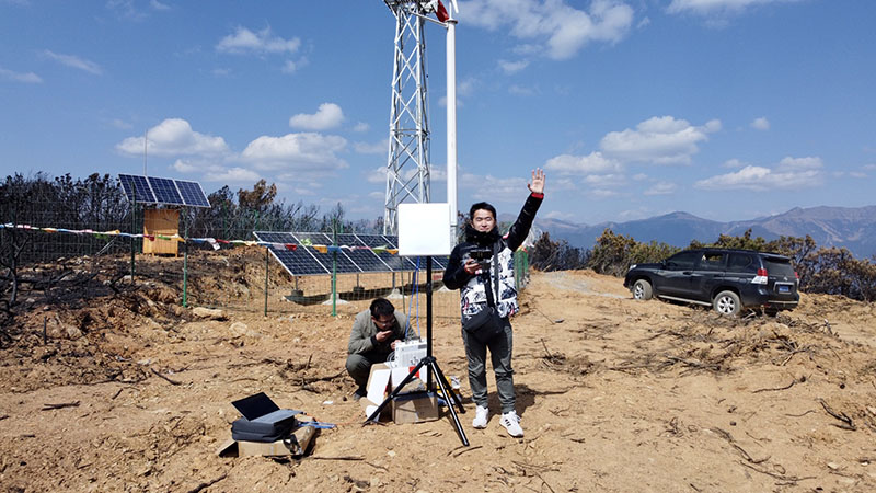 云顶集团户外工程人员拍图