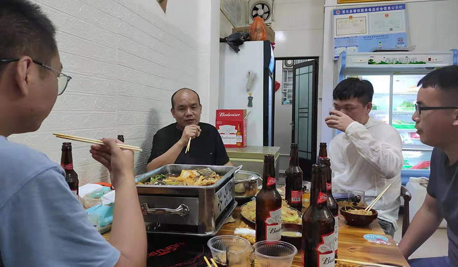 聚餐的云顶集团技术人员